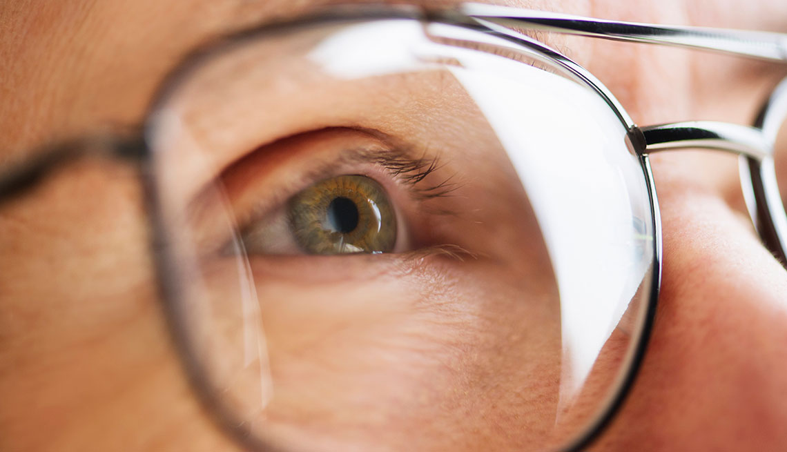 woman wearing eyeglases